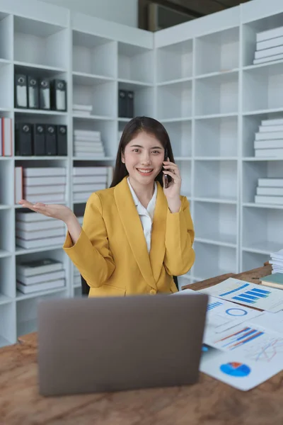 Consultora Empresaria Asiática Trabajando Por Teléfono Que Discute Trabajo Financiero — Foto de Stock