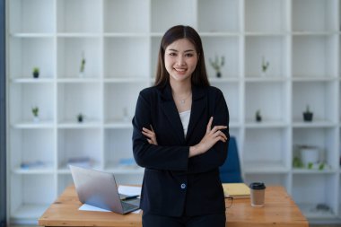 İş, finans ve istihdam, başarılı kadın girişimciler konsepti. İşteyken dizüstü bilgisayar kullanan kendine güvenen Asyalı iş kadını.