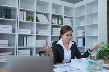 İşletme sahibi, bilgisayar ve finansal tabloları kullanan kadın portresi piyasayı genişletmek için endişe verici bir ifade..