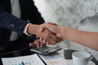 Tokalaşma, sözleşme anlaşması ve tokalaşma ortaklığı. Ağ kurma, işe alma ve profesyonel işbirliği görüşmeleri ve projenin tebrikleri.