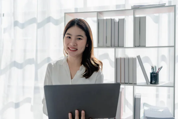 Joven Mujer Negocios Asiática Gerente Abogado Empleado Empresa Posesión Documentos — Foto de Stock