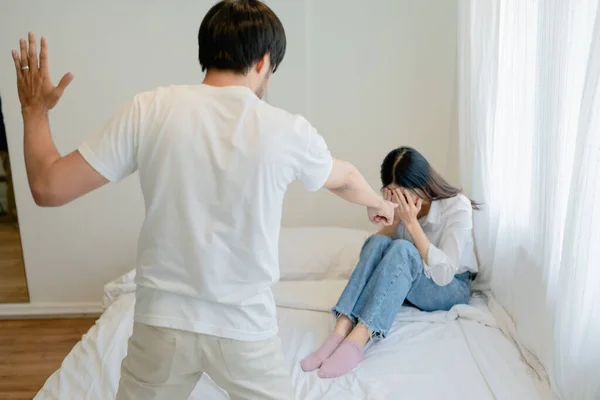 Violenza Domestica Moglie Minacciosa Del Marito Asiatico Madre Spaventata Che — Foto Stock