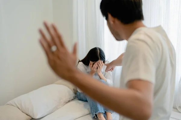 Violenza Domestica Moglie Minacciosa Del Marito Asiatico Madre Spaventata Che — Foto Stock