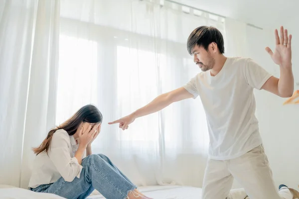 Przemoc Domowa Azjatycki Mąż Grozić Żona Przestraszony Matka Obejmowanie Jest — Zdjęcie stockowe