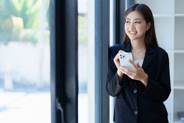 Asiatische Geschäftsfrau Büro Glücklich Und Fröhlich Während Der Nutzung Von — Stockfoto