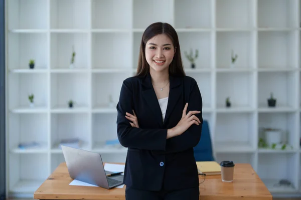 Επιχειρήσεις Οικονομικά Και Απασχόληση Γυναίκες Επιτυχημένες Επιχειρηματίες Έννοια Αυτοπεποίθηση Χαμογελαστή — Φωτογραφία Αρχείου