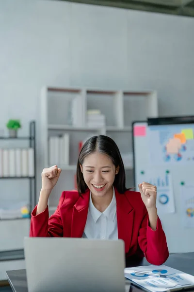 Επιχειρήσεις Οικονομικά Και Απασχόληση Γυναίκες Επιτυχημένες Επιχειρηματίες Έννοια Αυτοπεποίθηση Χαμογελαστή — Φωτογραφία Αρχείου