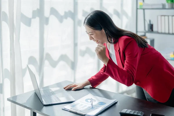 金融和就业 女企业家概念 自信地微笑着的亚洲女商人 在工作中使用笔记本电脑 — 图库照片