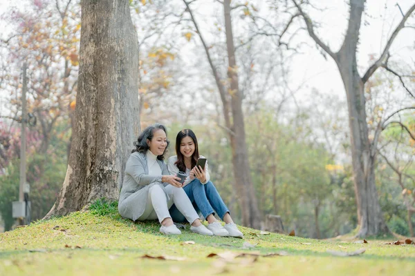 Hija Adulta Con Madre Anciana Expresando Amor Mirando Teléfono Inteligente — Foto de Stock