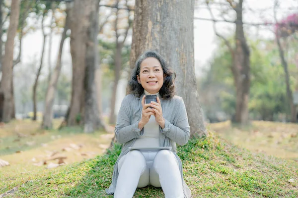 Relaxovat Koncepty Stará Asiatka Vyjadřující Relaxaci Odpočinek Protáhnout Pod Stromem — Stock fotografie