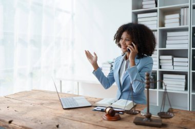 Genç bir Afrikalı Amerikalı kadın avukat, mahkemelerde kendi partilerine karşı savaşmak için bir yasayı tartışmak amacıyla akıllı telefon kullanan müşterileri için dava açıyor. Hukuk ve avukatlık kavramları