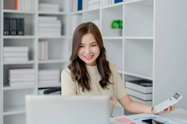 Schöne Junge Junge Asiatische Geschäftsfrau Mit Computer Laptop Und Taschenrechner — Stockfoto
