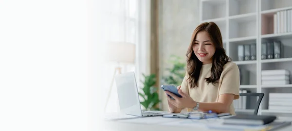 Retrato Una Hermosa Joven Empresaria Pie Sonriendo Usando Teléfono Inteligente — Foto de Stock