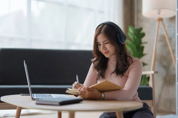 Retrato Una Mujer Asiática Adolescente Usando Una Computadora Portátil Usando — Foto de Stock