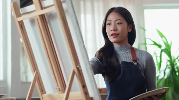 Красивая Азиатская Художница Работающая Над Абстрактной Живописью Художник Создающая Современное — стоковое видео