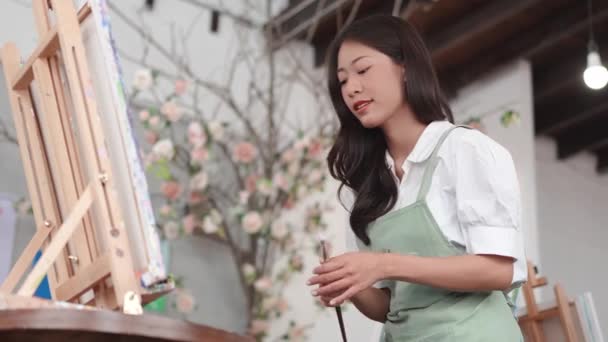 Krásná Asijská Umělkyně Pracující Abstraktní Malbě Malířka Vytvářející Moderní Umění — Stock video