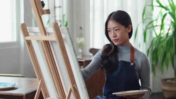 抽象絵画 現代美術を作成する上で働く美しいアジアの女性アーティスト 高品質4K映像 — ストック動画