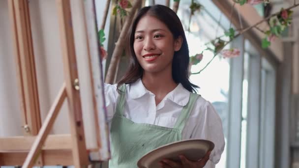 Krásná Asijská Umělkyně Pracující Abstraktní Malbě Malířka Vytvářející Moderní Umění — Stock video