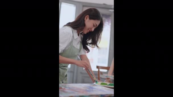 Belle Artiste Asiatique Féminine Travaillant Sur Peinture Abstraite Peintre Créant — Video