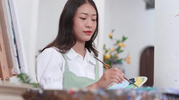 Hermosa Artista Femenina Asiática Que Trabaja Pintura Abstracta Pintor Creando — Vídeo de stock