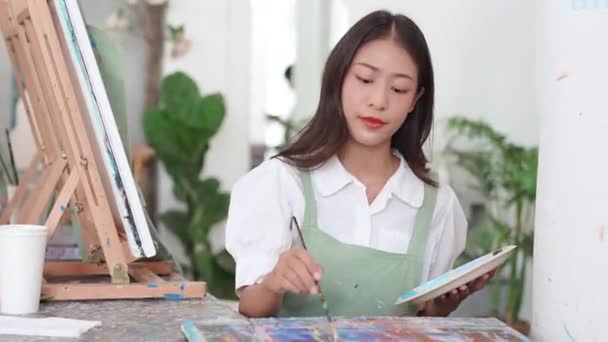 Güzel Asyalı Kadın Sanatçı Soyut Resim Üzerinde Çalışıyor Ressam Modern — Stok video