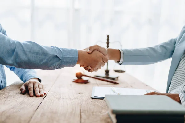 Law Consultation Agreement Contract Lawyer Attorney Shakes Hands Agree Clients — Stockfoto