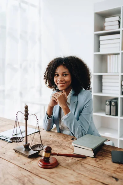 Młode Kobiety Afro Amerykańskie Prawniczki Badające Sprawy Dla Klientów Kancelarii — Zdjęcie stockowe