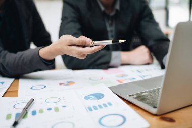 Girişim işi, iş danışmanı yatırım takım çalışması planlama stratejisini açıkladı evrak denetimi ve toplantı odasında pazarlama, kâr ve şirket bütçesini tartıştı