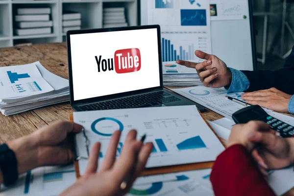 stock image Chiang Mai. Thailand. April 17,2023 Company meeting to planning marketing with using Youtube social media ads advertising to increase profits for the company