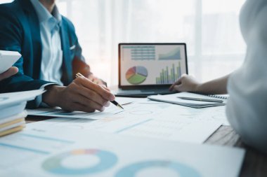 Toplantı odasındaki mali raporda durumu analiz etmek ve tartışmak için Asya 'daki iş danışmanlığı toplantısını başlat.