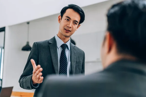 Portret Van Jonge Aziatische Business Team Presenteert Zakelijke Winst Aan — Stockfoto