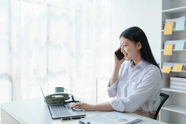 Consultora Empresaria Asiática Trabajando Por Teléfono Que Discute Trabajo Financiero — Foto de Stock