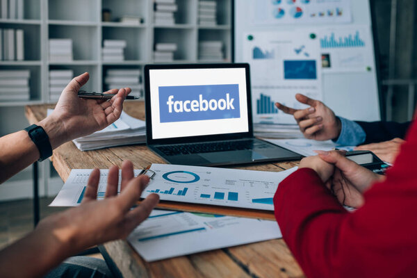 Чиангмай. Таиланд. 17 апреля 2023 Встреча компании с целью планирования маркетинга с использованием рекламы в социальных сетях Facebook для увеличения прибыли компании