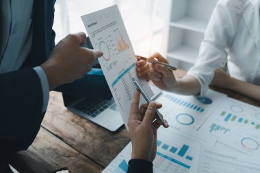 Girişim işi, iş danışmanı yatırım takım çalışması planlama stratejisini açıkladı evrak denetimi ve toplantı odasında pazarlama, kâr ve şirket bütçesini tartıştı