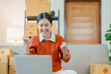 Çevrimiçi dağıtım, kadın küçük işletme sahipleri iş planlama ve pazarlamada beklenmedik satış ve müşteri siparişleri gördüklerinde mest olurlar..