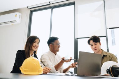 Mühendisler, tasarımcılar ve iç mimarlar müşterilere sunulacak malzeme ve renkleri seçerek iç mimarların tasarımını tamamlıyorlar.