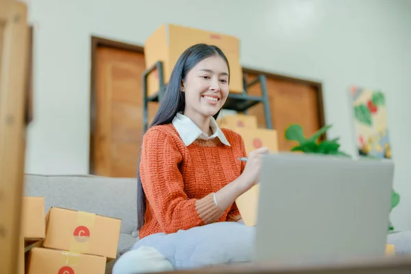 Comenzar Empresario Pequeña Empresa Mujer Asiática Joven Independiente Vendedor Línea — Foto de Stock