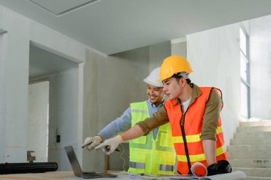 Çok ırklı mühendis, bina ve evler için mimari ve mühendislik tasarımı hakkında planlar ve kat planı çizimlerinin maliyet tahmini için beyin fırtınası ve ölçümlemesi.