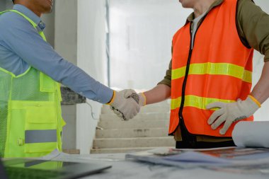 Çok ırklı mühendis anlaşmalı beyin fırtınası ve kağıt işleri ve kat planı çizimleri, sözleşme ve anlaşma kavramlarının maliyet tahmini için ölçüm.