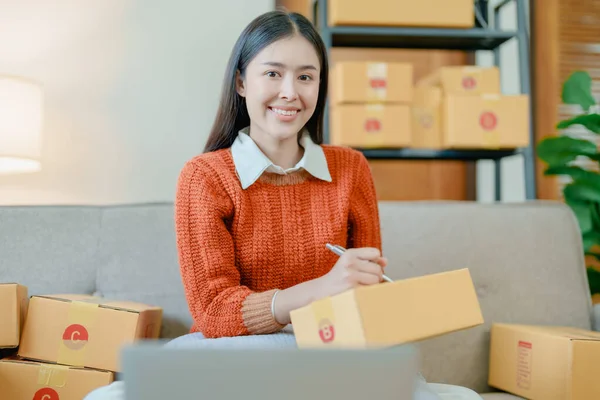 Comenzar Empresario Pequeña Empresa Mujer Asiática Joven Independiente Vendedor Línea — Foto de Stock
