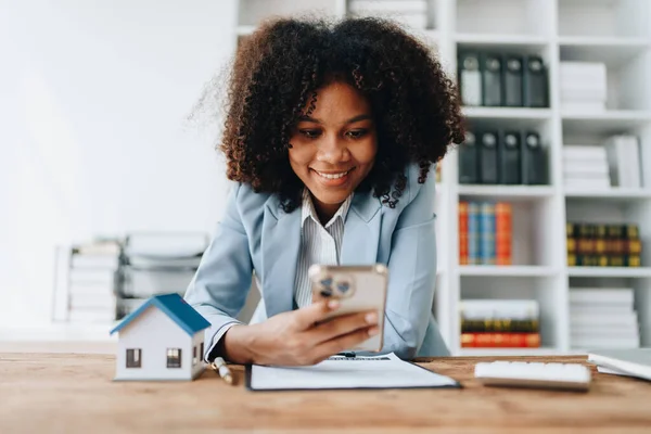 Real Estate Agent African American Businesswoman Africans Use Smartphone Calculators — ภาพถ่ายสต็อก