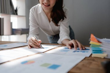 planlama, denetleme, iş planlaması, finans, bilgisayar üzerinde çalışan genç Asyalı iş kadını ve yatırım belgelerini kontrol etmek ve kâr, iş kavramlarını artırmak için pazarlama planlaması