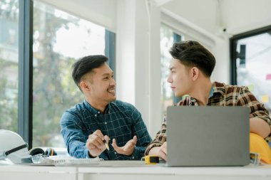 Mühendisler, tasarımcılar ve iç mimarlar müşterilere sunulacak malzeme ve renkleri seçerek iç mimarların tasarımını tamamlıyorlar.