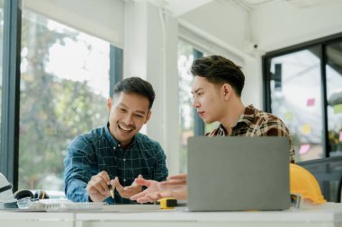 Mühendisler, tasarımcılar ve iç mimarlar müşterilere sunulacak malzeme ve renkleri seçerek iç mimarların tasarımını tamamlıyorlar.