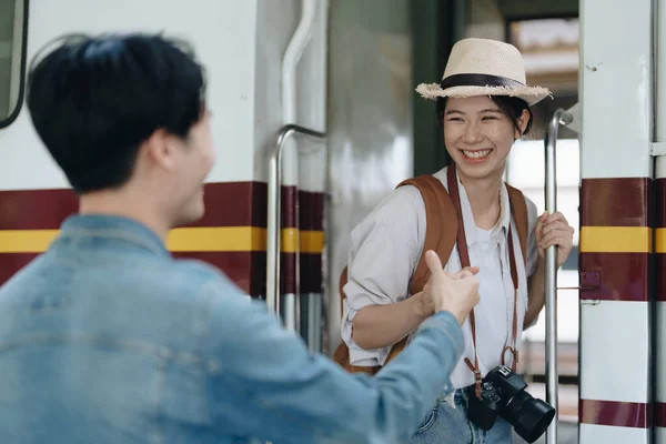 기차역에서 여행을 기다리는 달콤한 방법으로 그들의 사랑과 행복을 보여주는 — 스톡 사진
