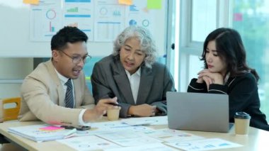 Takım pazarlama acenteleri ile planlama müdürü ve planlama finans memurları gelir hedef yatırım mali beyan toplantısı önemli belgeleri analiz etmek için kullanarak şirket ile toplantı. Yüksek