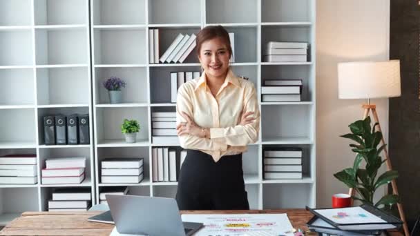 年轻的亚洲女商人在工作场所使用电脑和投资财务文件时 脸上洋溢着微笑和成功的姿态 高质量的4K镜头 — 图库视频影像