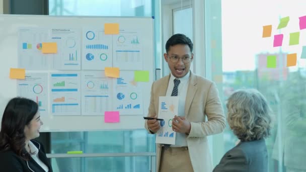 Planning Manager Mit Team Unternehmen Marketing Agenturen Und Planning Finance — Stockvideo
