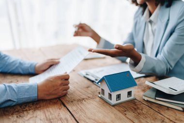 Emlakçı Afrikalı Amerikalılar, ev satın alma anlaşması yapıp kredi anlaşması veya sigorta yaptıktan sonra müşterilere ev ve anahtar teslim ediyorlar..