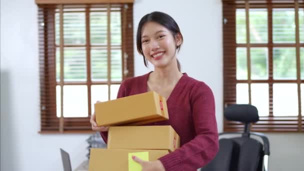 顧客と中小企業の配信コンセプトに送信するために独立したアジアの女性のオンライン販売の包装製品の中小企業起業家を開始します 高品質4K映像 — ストック動画